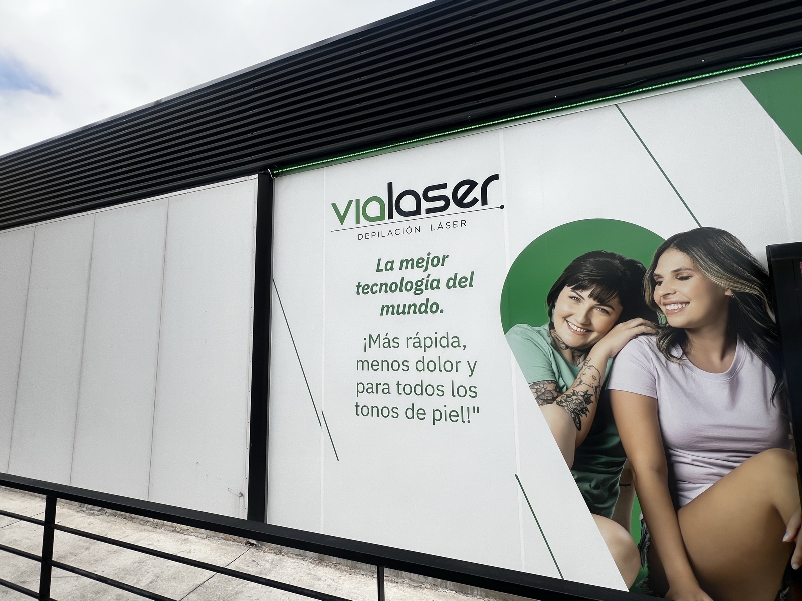 Fachada de Via Laser