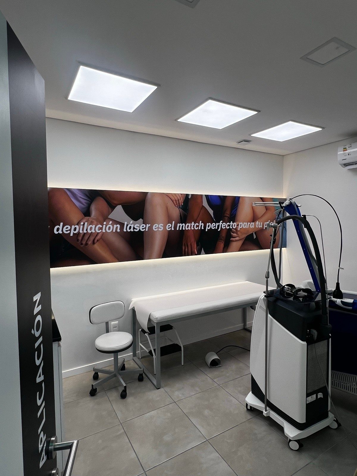 Sala de tratamiento con equipo láser